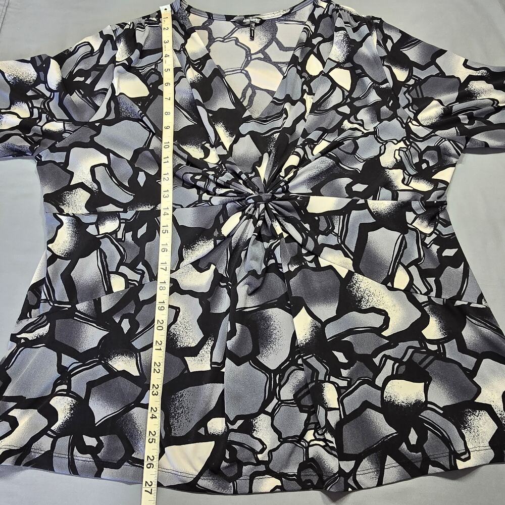 Daisy Fuentes Black Shirt Stretch Preppy Geo Print V-Neck 3/4 Sleeves Women's 1X - Picture 8 of 10
